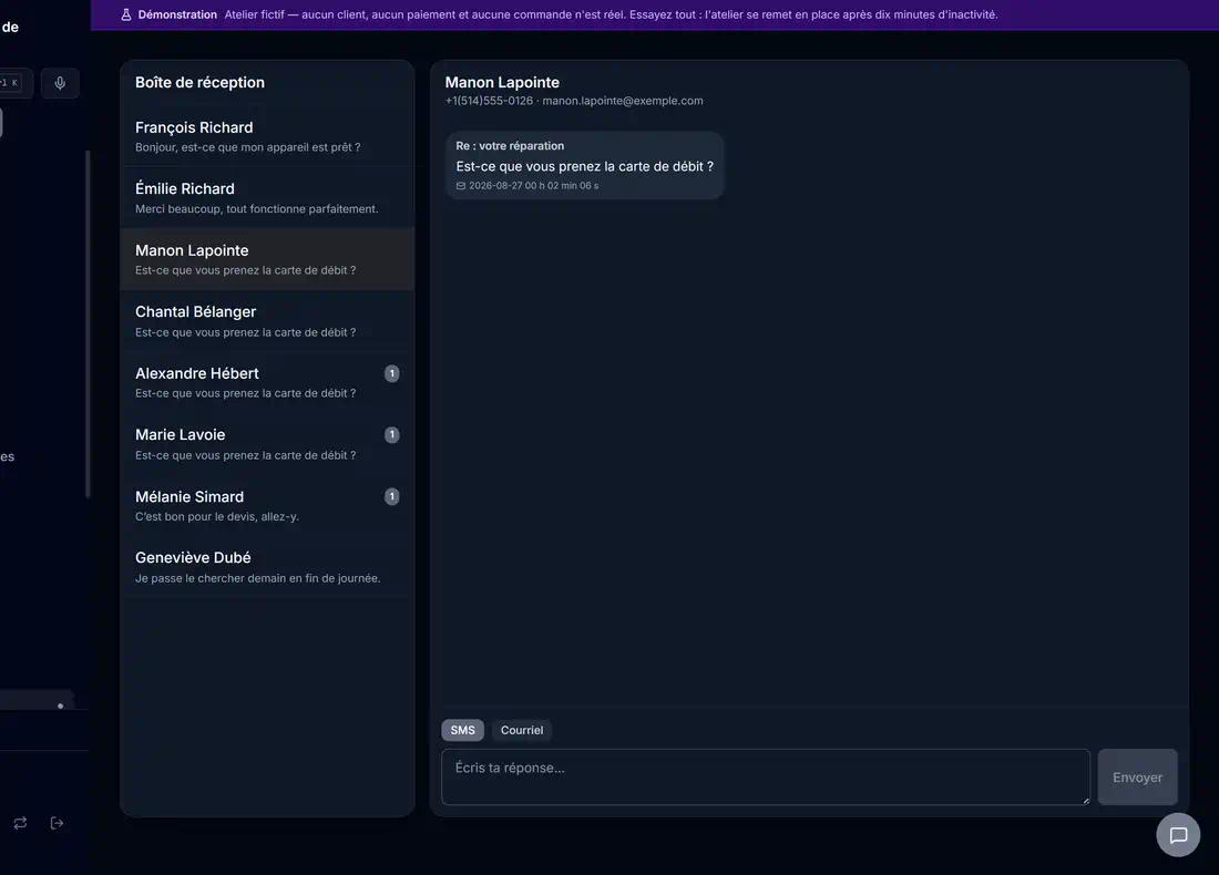 La boite de reception d Atlas L1 : la liste des conversations clients a gauche, le fil de l une d elles a droite, et la reponse a envoyer par SMS ou par courriel.